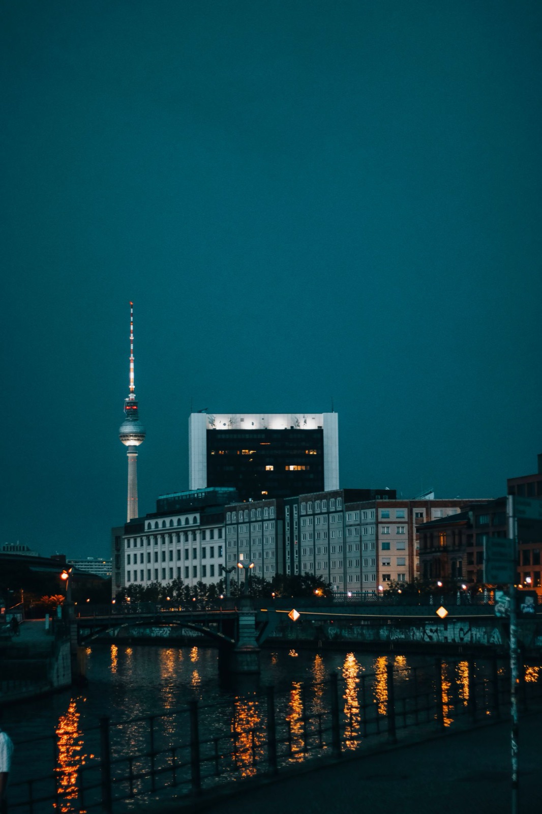 Der Berliner Fernsehturm in der Abenddämmerung