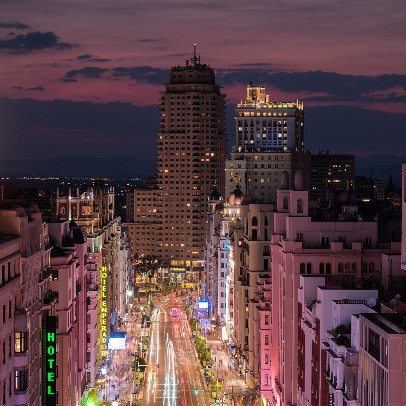 La Gran Vía de Madrid iluminada de noche