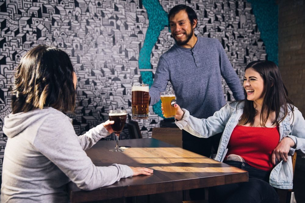 Vrienden proosten aan een tafel in een bar
