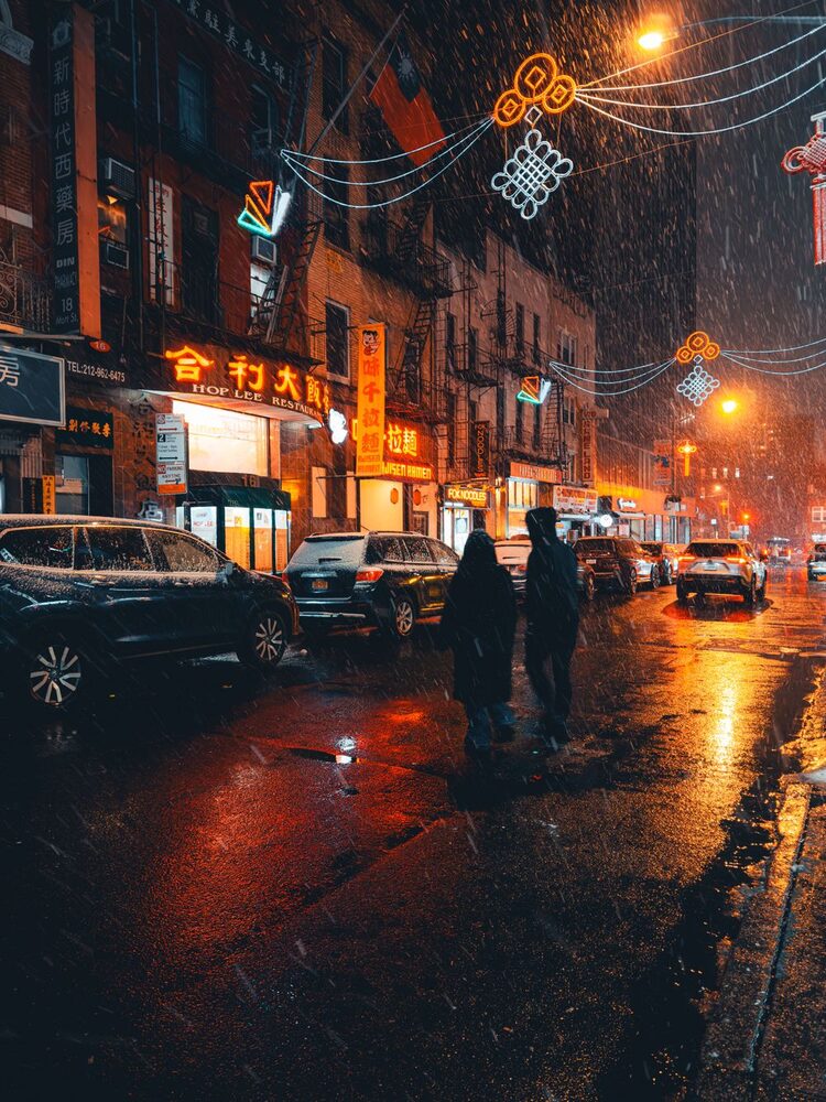 Straat met neonlicht in de regen bij nacht