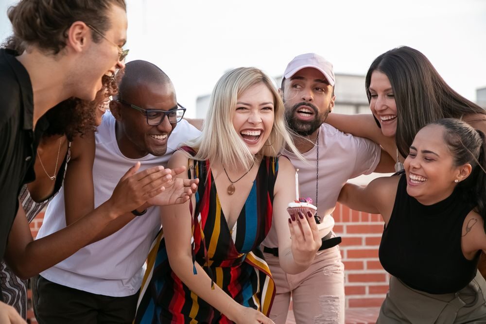 Amici che festeggiano un compleanno su una terrazza